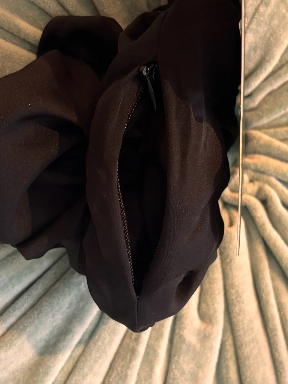 Zipper Pocket Scrunchie Kristin Ess Black